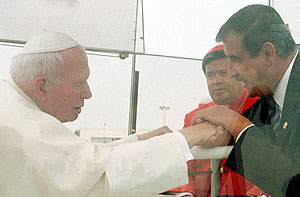 Emotiva despedida del Papa Juan Pablo II y el Presidente Fox