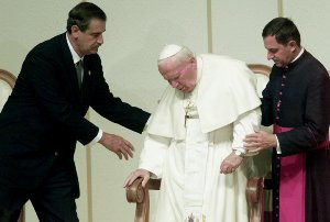 El papa poniendose de pie al escucharse el Himno Nacional