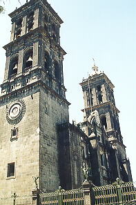 Vista frontal de la Catedral de Puebla