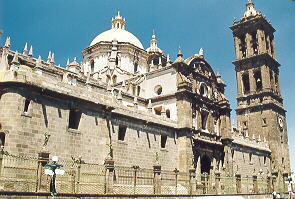 Vista lateral de la Catedral de Puebla